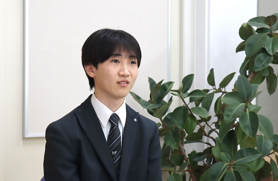 インタビューに答える様子