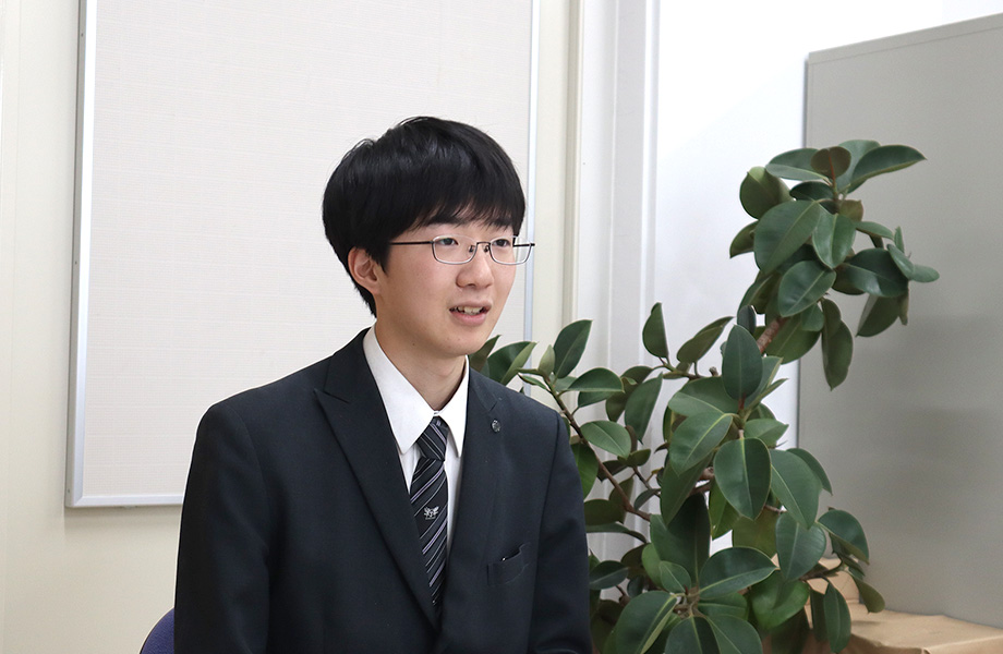 インタビューに答える様子