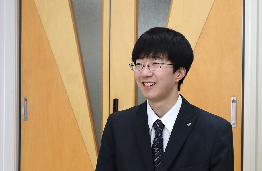 合格体験を話す様子