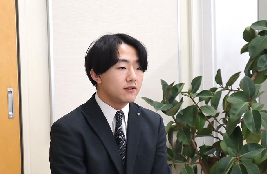 インタビューに答える様子