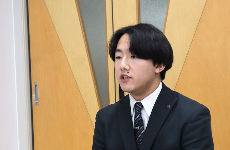 合格体験を話す様子