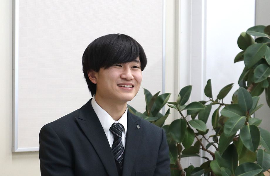 インタビューに答える様子