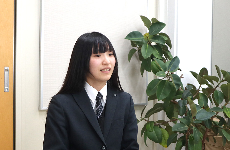 インタビューに答える様子