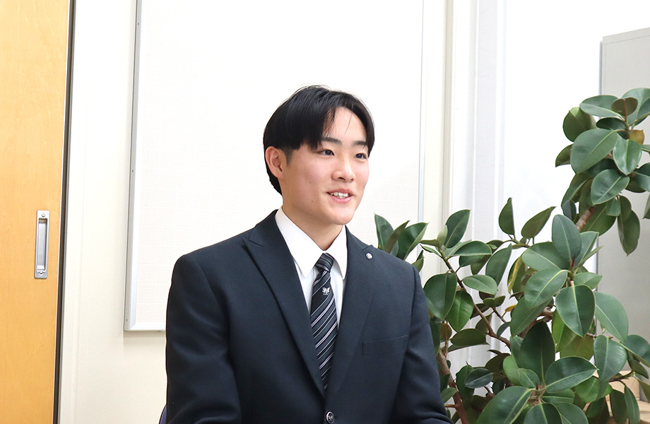 インタビューに答える様子