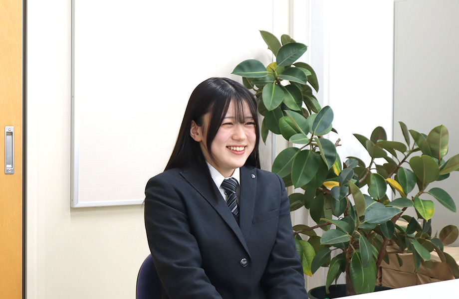 インタビューに答える様子