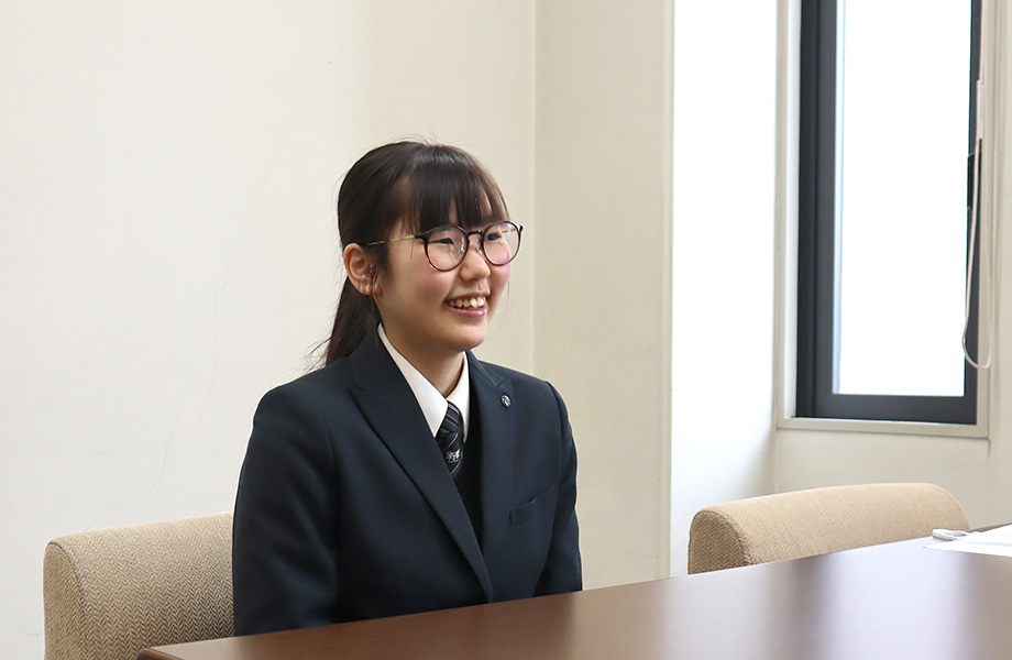 インタビューに答える様子