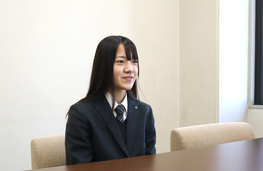 インタビューに答える様子