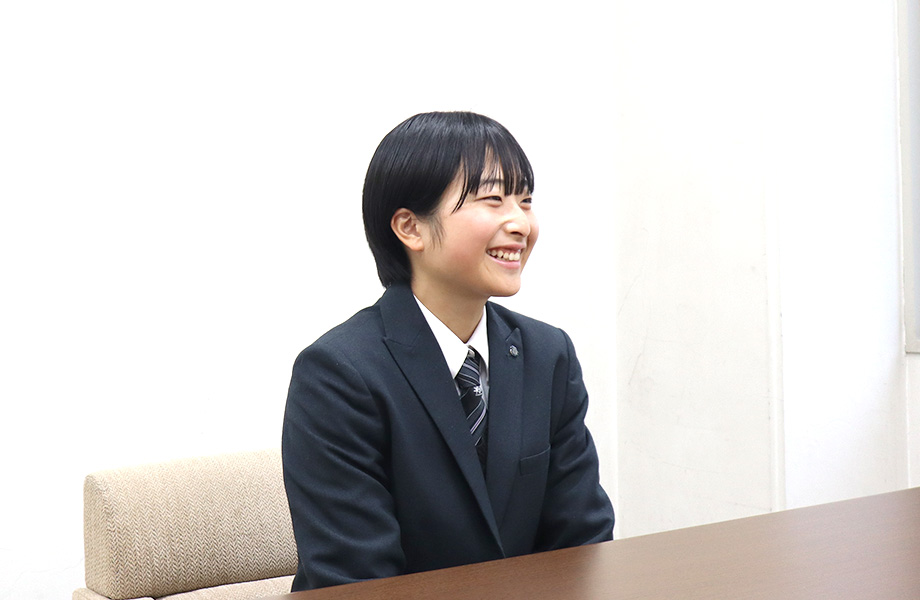 インタビューに答える様子