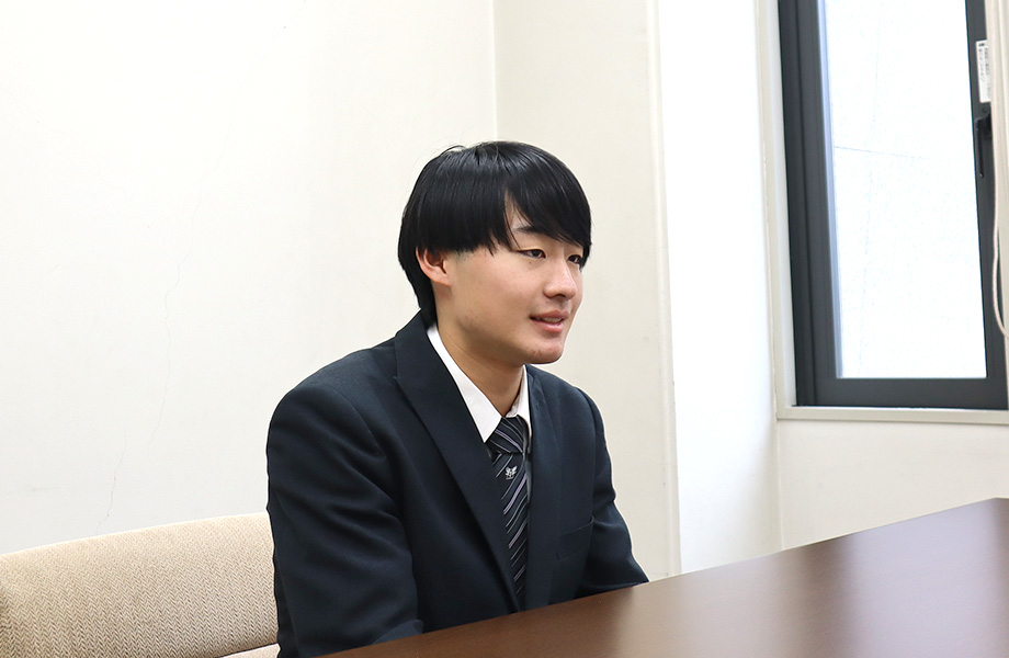 インタビューに答える様子