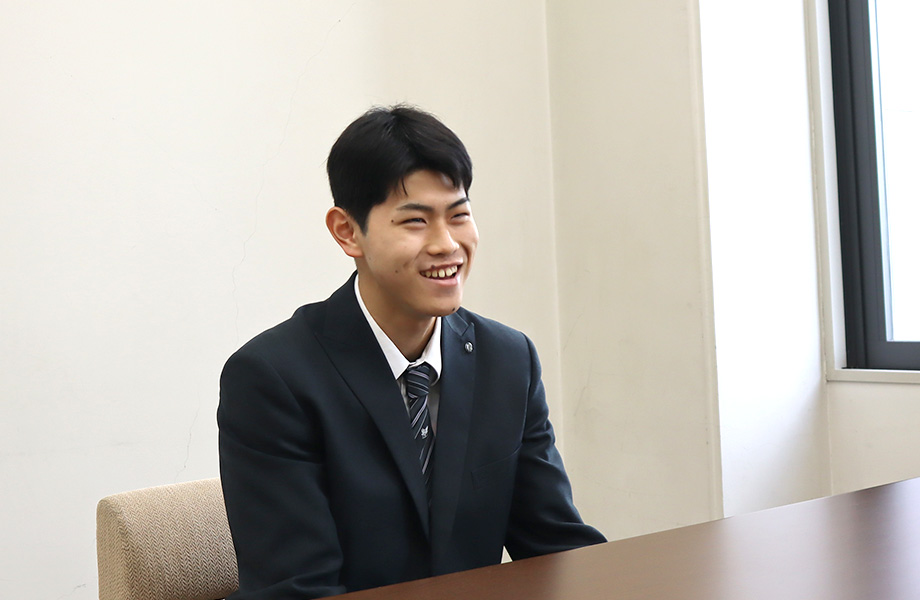 インタビューに答える様子