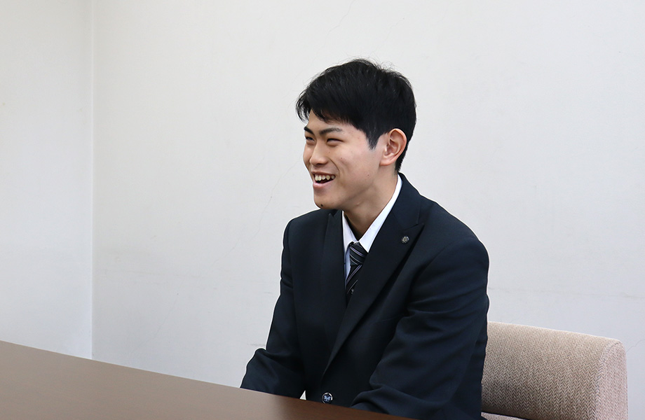 合格体験を話す様子