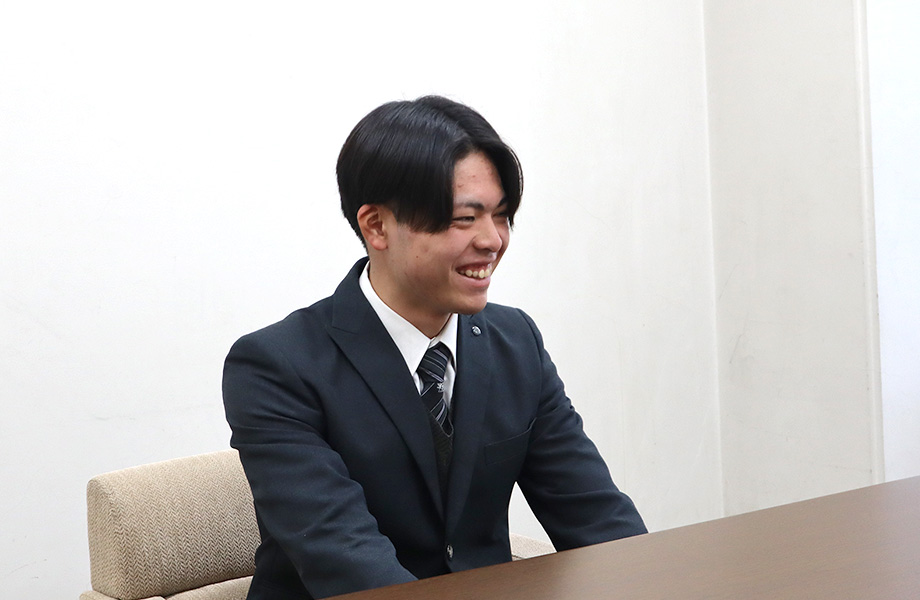 インタビューに答える様子