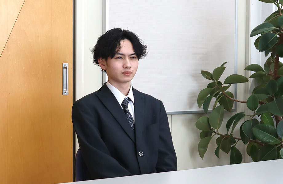 インタビューに答える様子